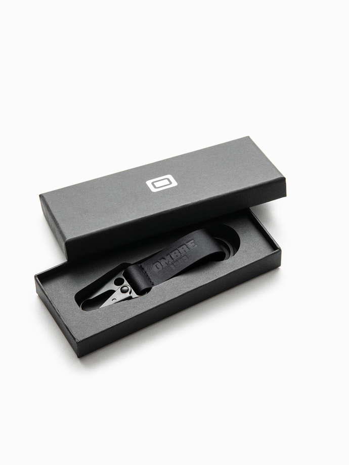 Skórzany męski brelok-smycz z tłoczonym napisem – czarny V1 OU-ACKC-0103