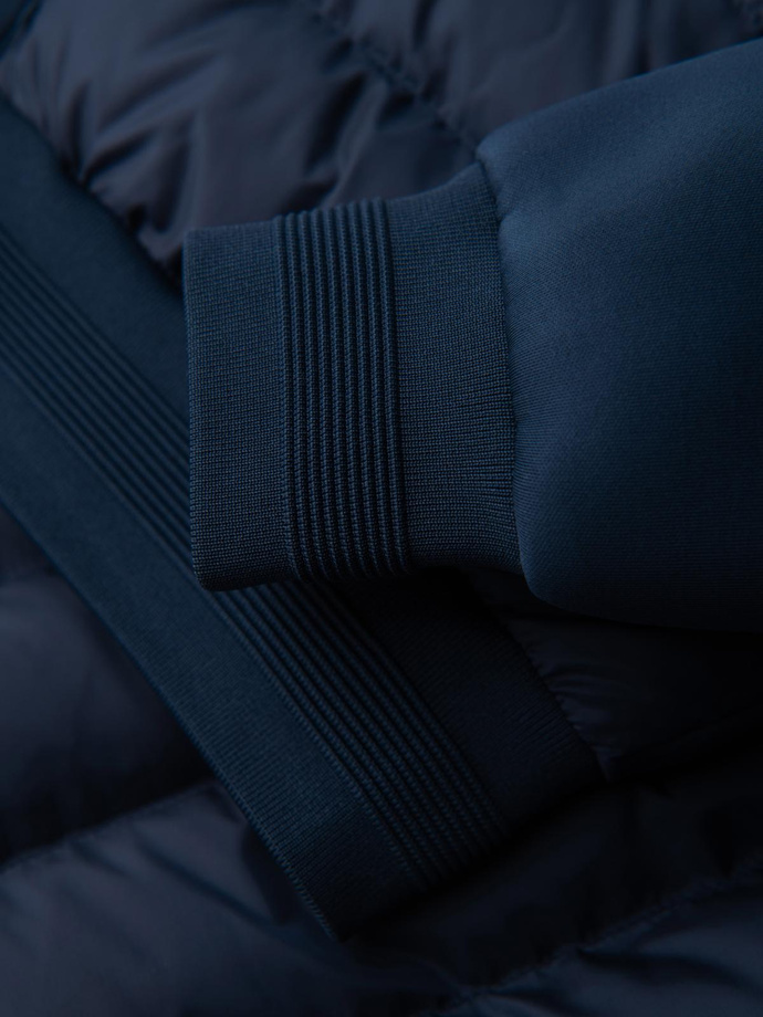 Pikowana kurtka bomberka z kapturem i dzianinowymi rękawami – granatowa V2 OM-JALP-0298