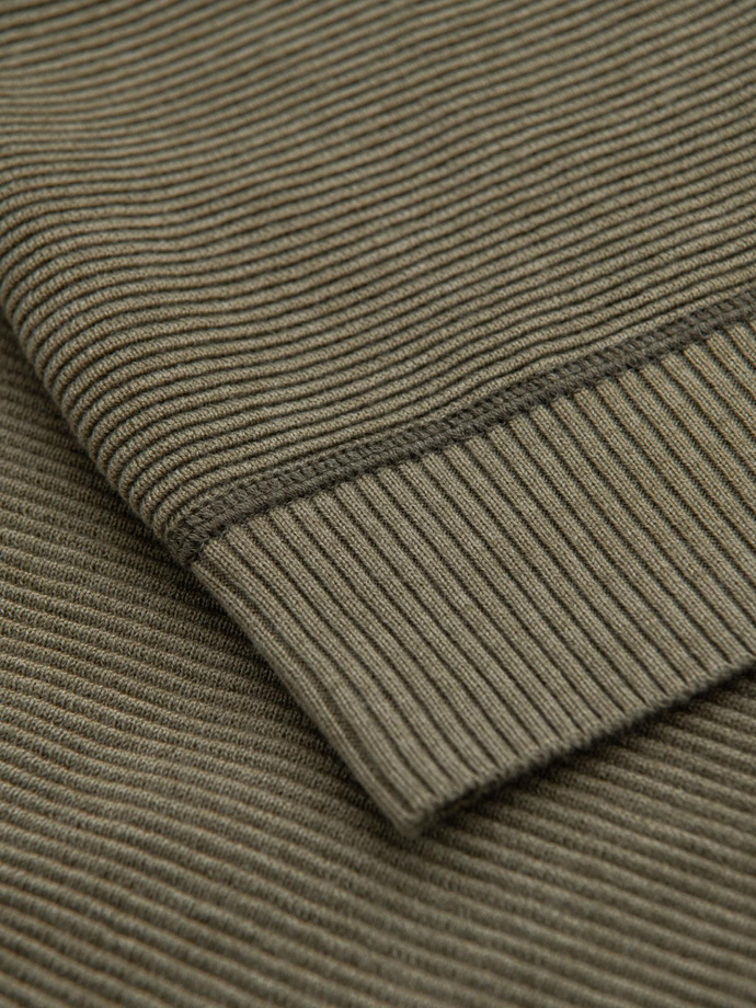 Bawełniany sweter męski z naszywką i raglanowymi rękawami – oliwkowy V2 OM-SWSW-0121