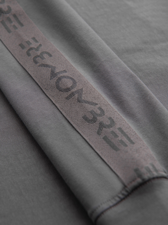 Męski bawełniany longsleeve U-neck z lampasami i nadrukiem na piersi – szary V5 OM-LSCL-0127