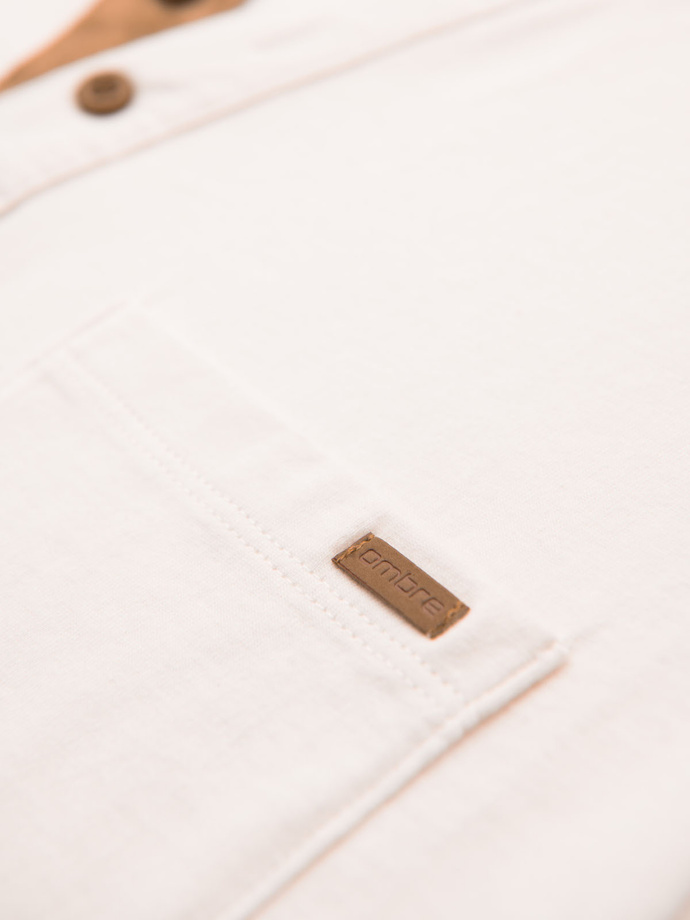 Męski t-shirt z dekoltem na guziki i zamszowym wykończeniem – biały V1 OM-TSCT-0206