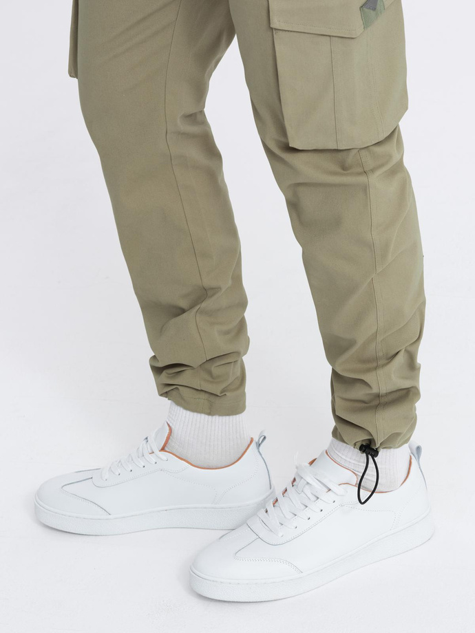 Męskie spodnie cargo STRAIGHT LEG z trójkątnym pinem na kieszeni – oliwkowe V2 OM-PACG-0196