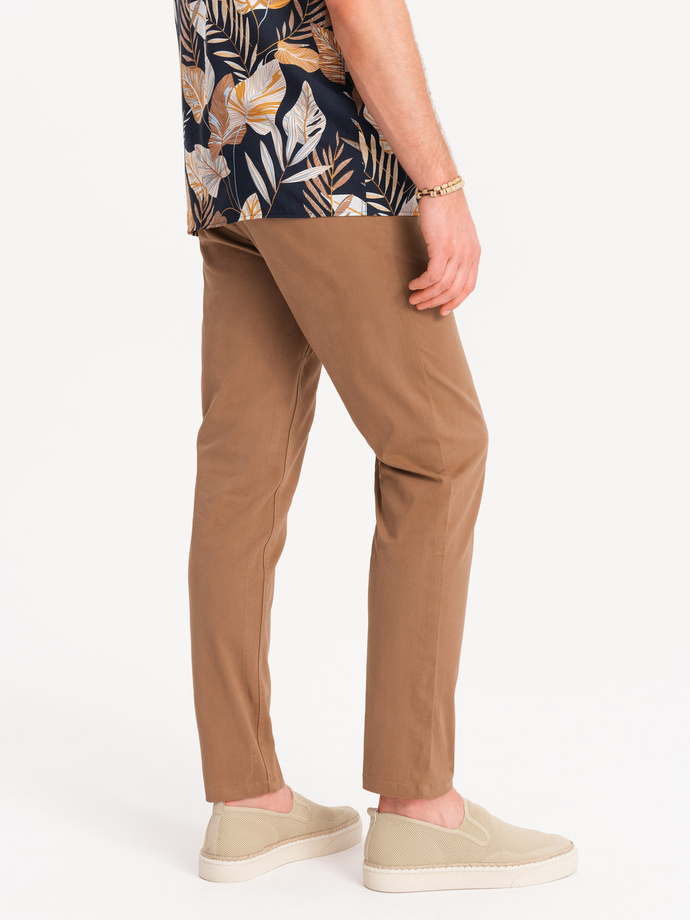 Spodnie męskie chino z ozdobną taśmą w pasie SLIM FIT – brązowe V4 OM-PACP-0118
