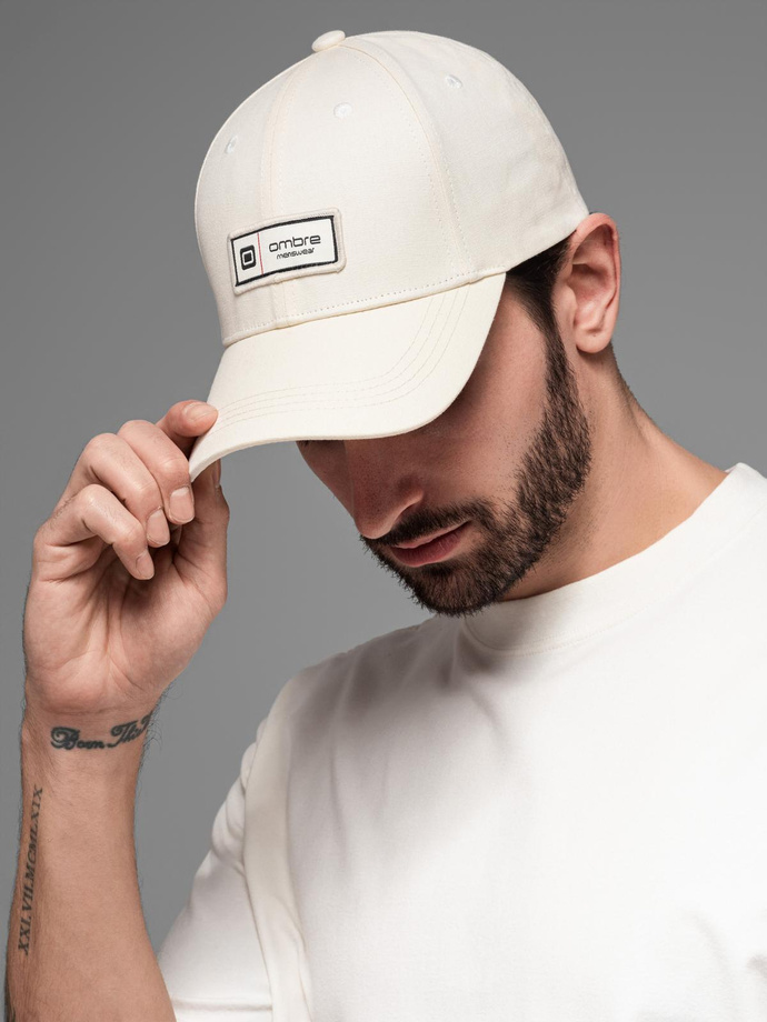 Czapka męska bejsbolówka z daszkiem i patchem – kremowa V4 OM-ACCS-0103 