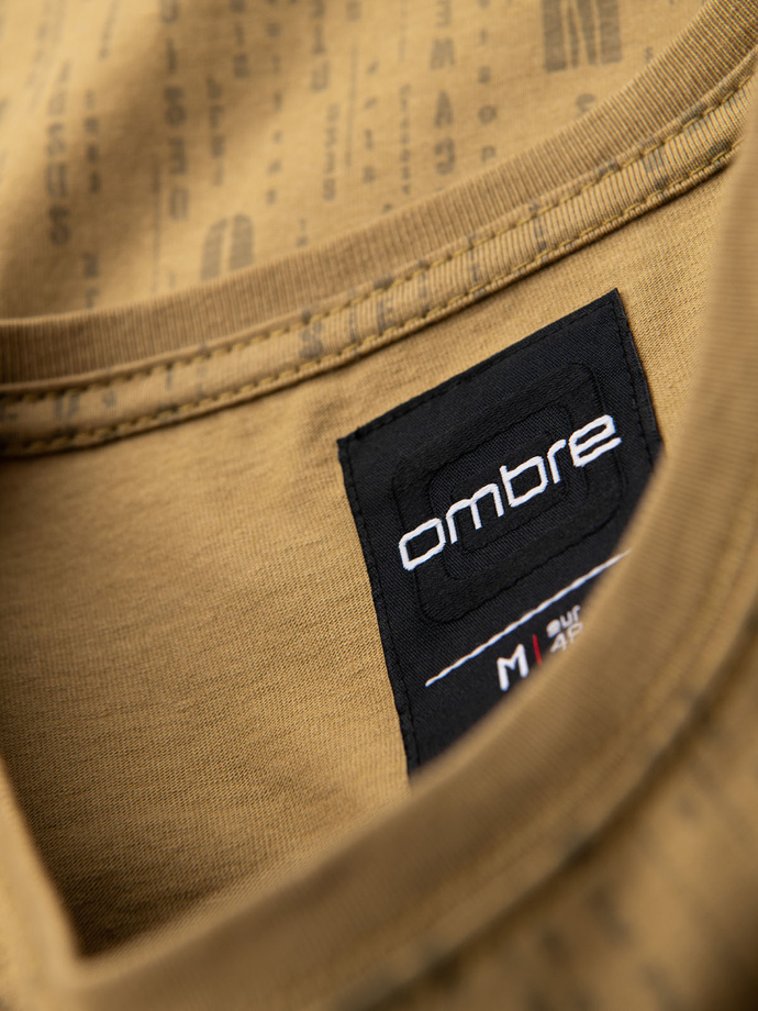 Koszulka bawełniana z nadrukiem i okrągłym dekoltem – ciemnooliwkowa V3 OM-TSFP-0225