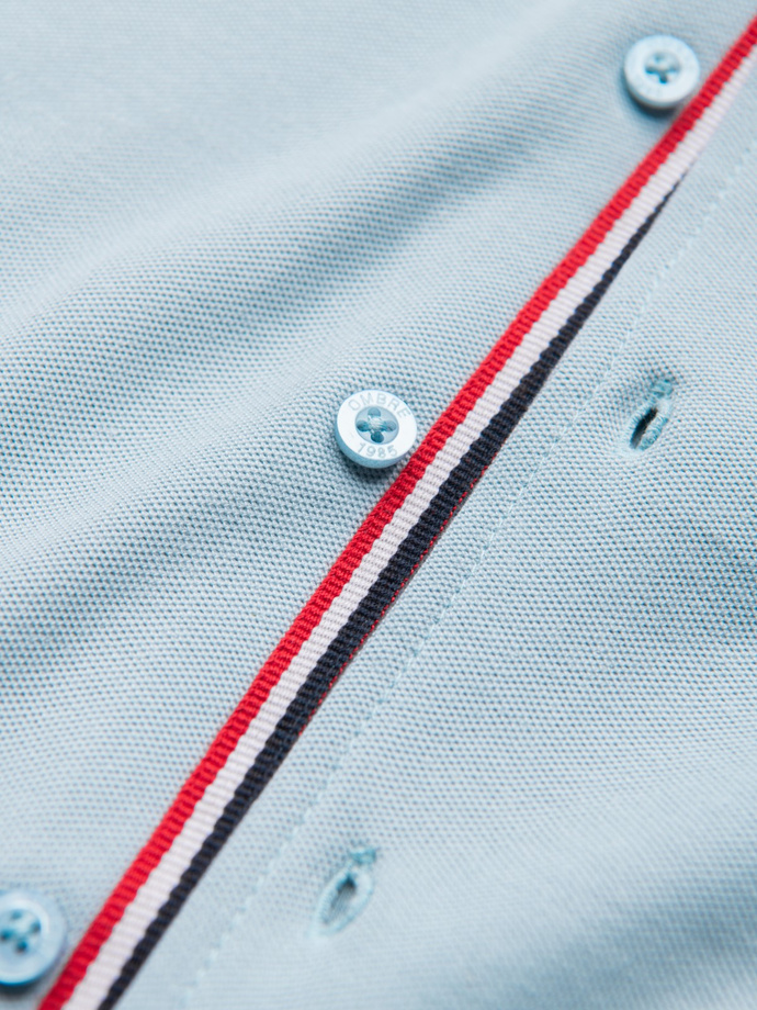 Koszula męska dzianinowa z krótkim rękawem i kolorową stójką – błękitna V3 OM-SHSS-0101