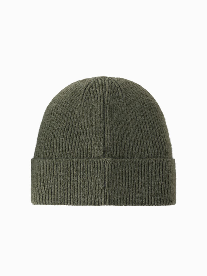 Dzianinowa czapka męska beanie z naszywką – oliwkowa V4 OM-ACWH-0123
