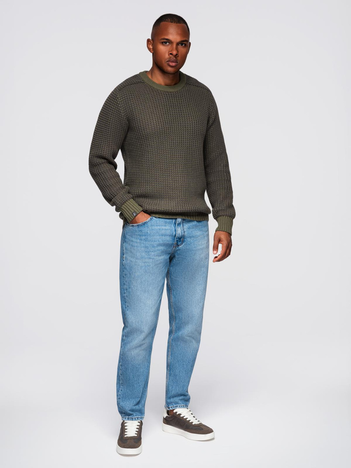 Sweter męski o kontrastowym splocie z okrągłym dekoltem – ciemnooliwkowy V2 OM-SWSW-0122
