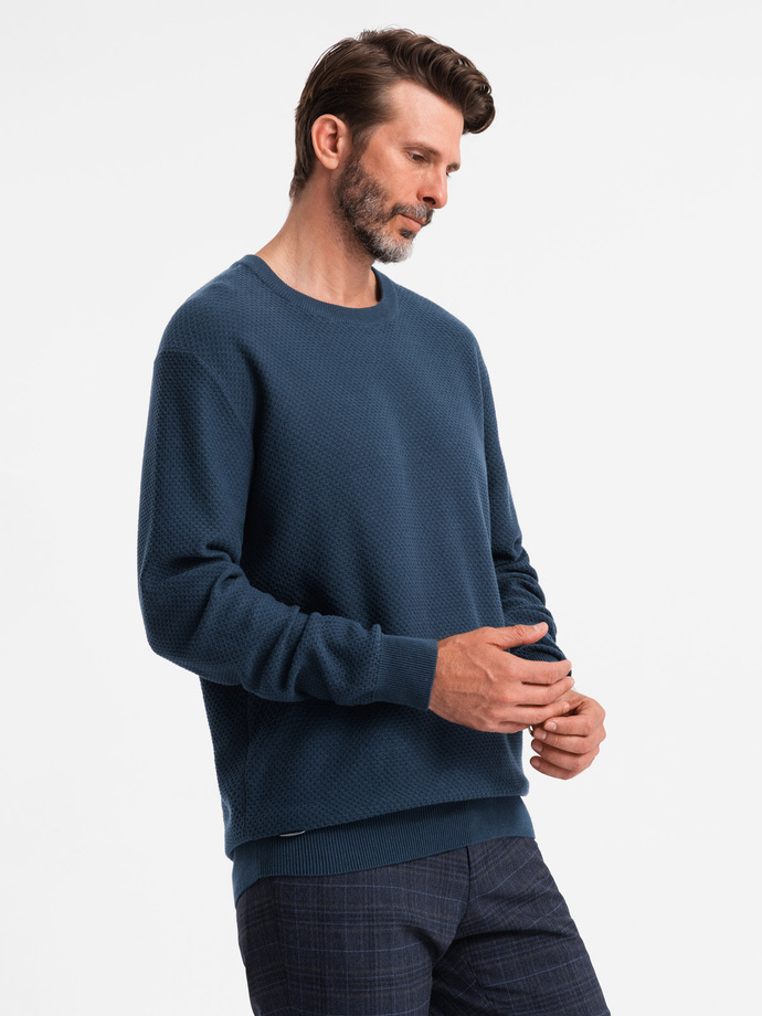 Męski sweter RELAXED FIT z dzianiny o diamentowym splocie – granatowy V2 OM-SWSW-0110