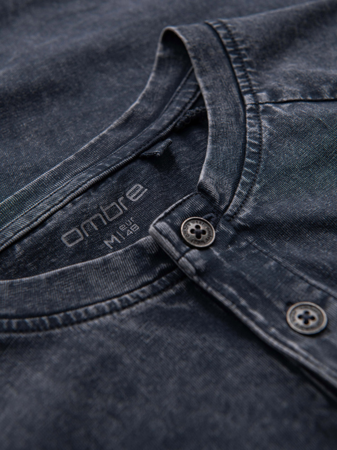 Męski t-shirt z efektem sprania i guzikami przy dekolcie – granatowy V2 OM-TSWT-0150