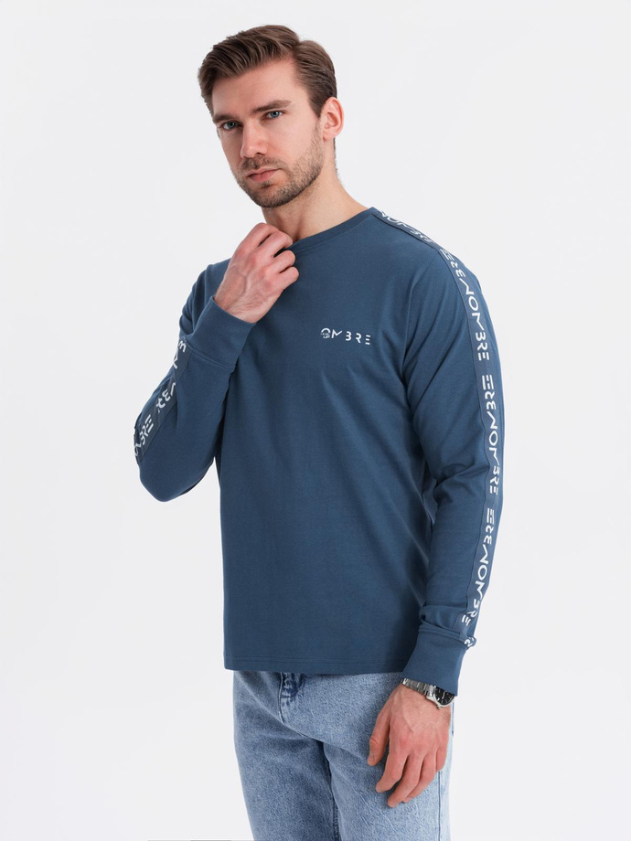 Bawełniany longsleeve męski U-neck z lampasami i nadrukiem na piersi – ciemnoniebieski V1 OM-LSCL-0127