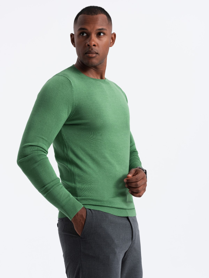 Męski sweter klasyczny z wiskozą BASIC z okrągłym dekoltem – zielony V13 OM-SWBS-0106