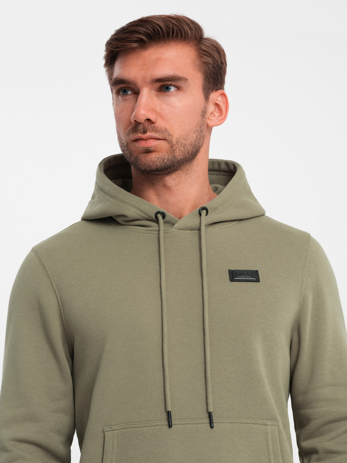 Bluza męska dresowa kangurka z kapturem i metalowym pinem – oliwkowa V2 OM-SSNZ-0141