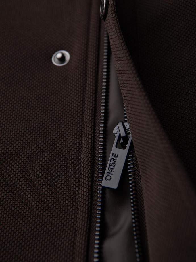 Strukturalny dopasowany płaszcz męski z wysokim kołnierzem – ciemnobrązowy V5 OM-COWC-0136