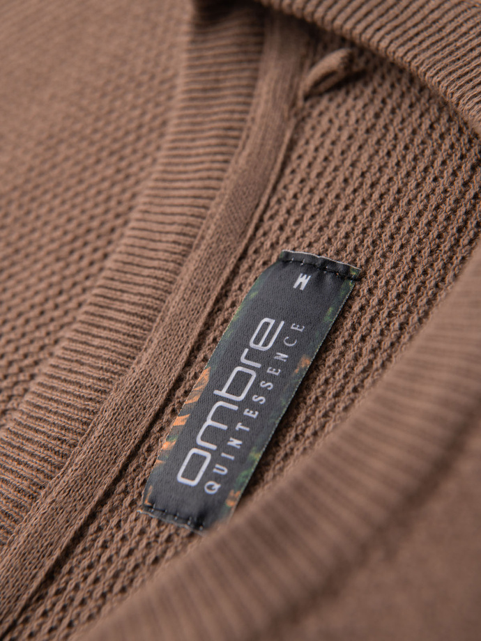 Koszulka męska dzianinowa z delikatną drobną strukturą -  jasnobrązowa V2 OM-TSCT-0244