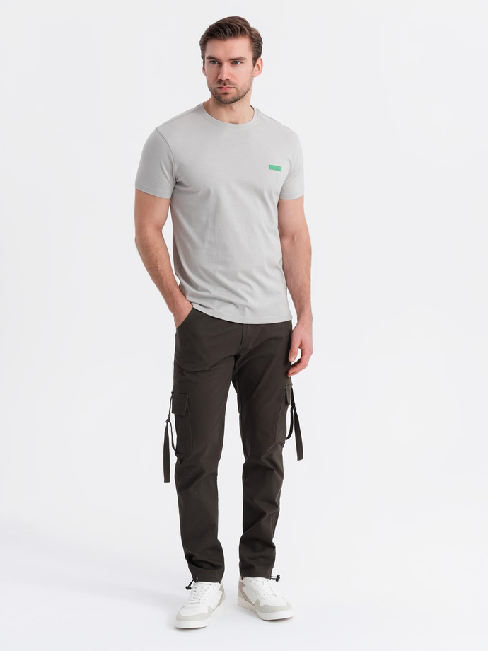 Męski bawełniany t-shirt z zieloną naszywką na piersi – jasnoszary V2 OM-TSCT-0151