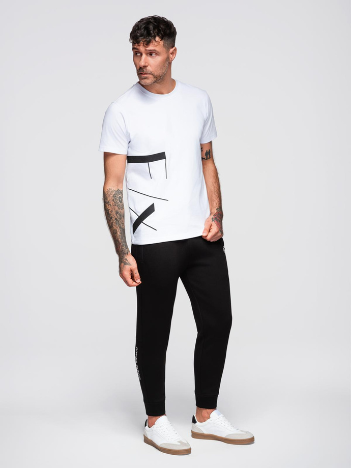 Spodnie dresowe męskie ze ściągaczami w nogawkach i gumowym nadrukiem – czarne V1 OM-PASK-0223