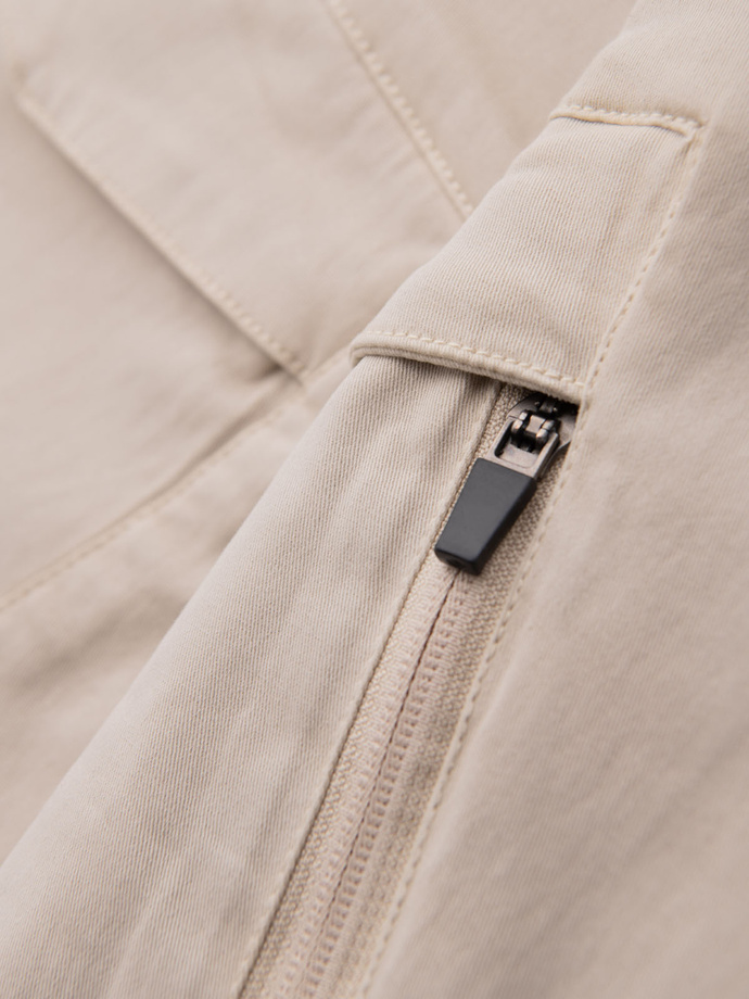 Szorty męskie o luźnym kroju z kieszeniami typu cargo – kremowe V1 OM-SRCG-0194