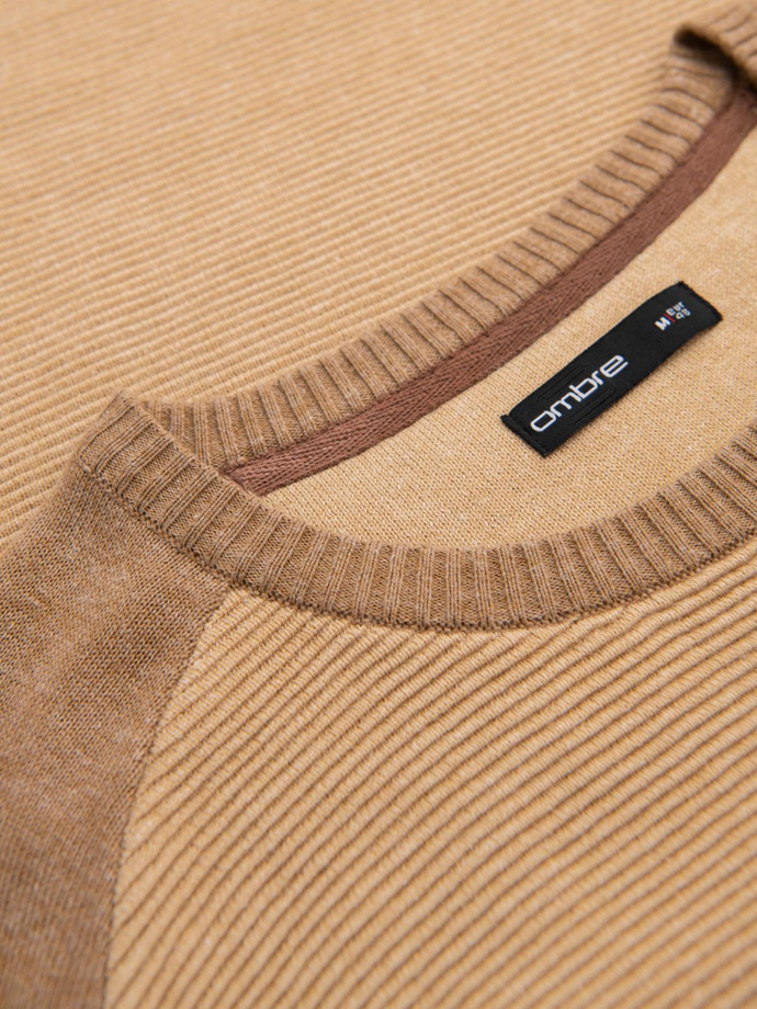 Męski bawełniany sweter z naszywką i raglanowymi rękawami – brązowy V4 OM-SWSW-0121