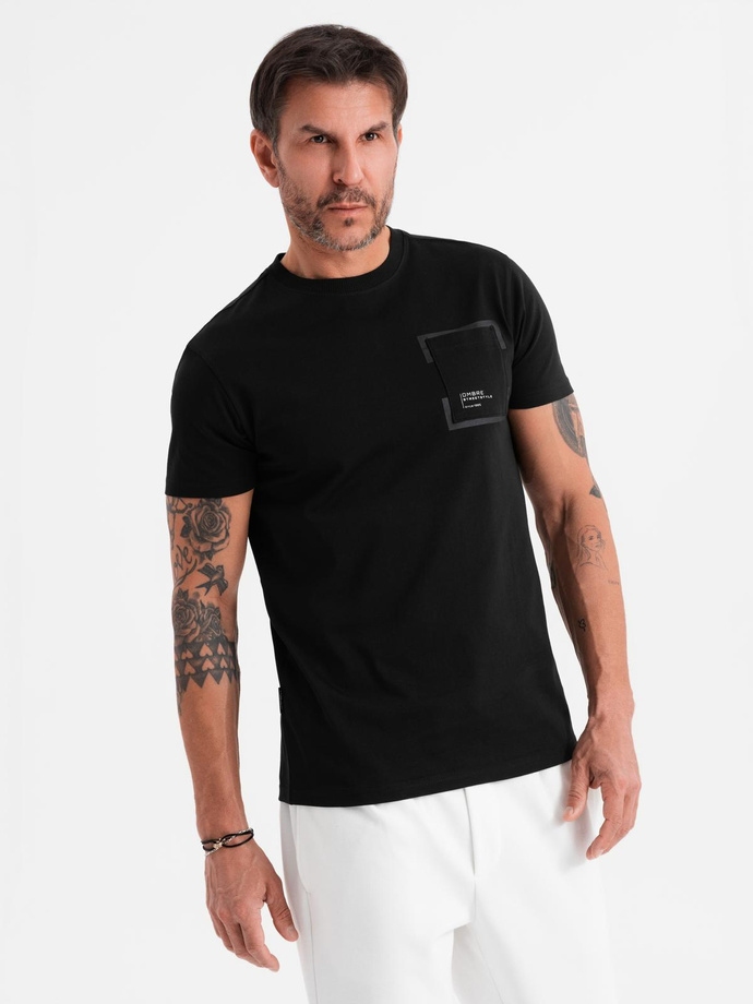Bawełniany męski t-shirt z nadrukiem na kieszonce – czarny V1 OM-TSPT-0154