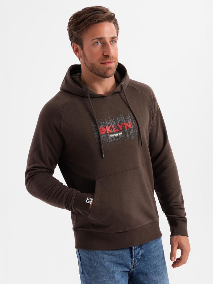 Męska bluza klasyczna kangurka z nadrukiem - ciemnobrązowa V2 OM-SSPS-0150