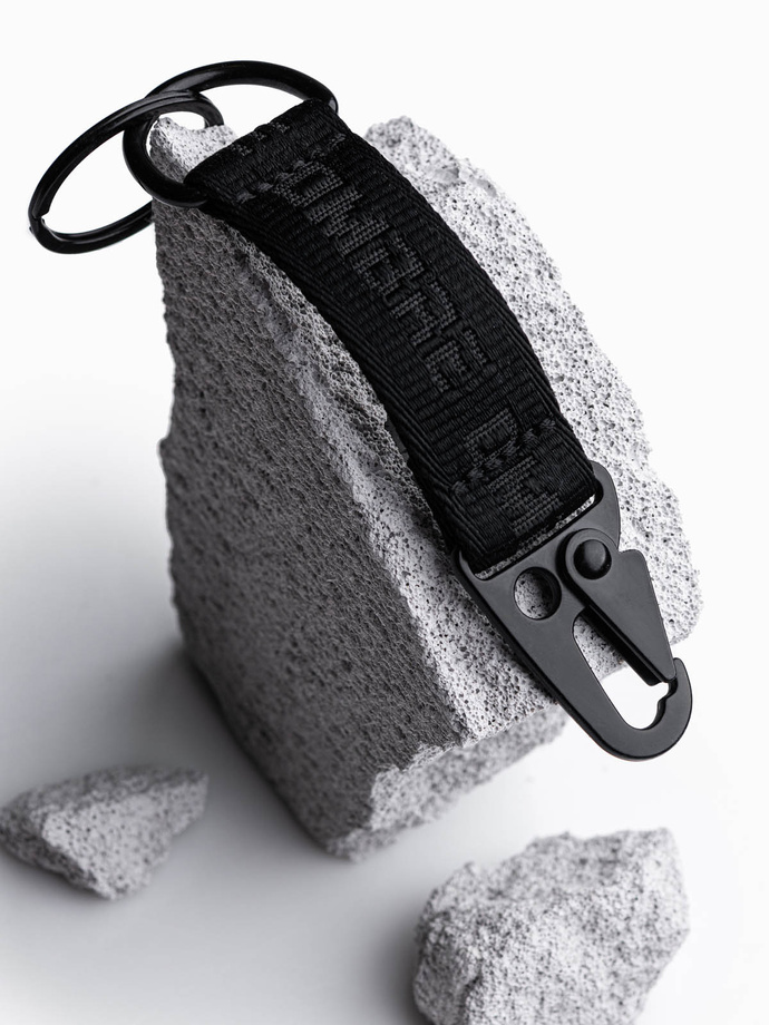 Męski brelok do kluczy z karabińczykiem – czarny V1 OU-ACKC-0100