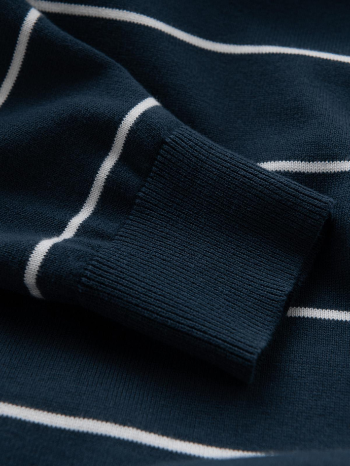 Casualowy męski sweter w poziome paski – granatowy V1 OM-SWSW-0143