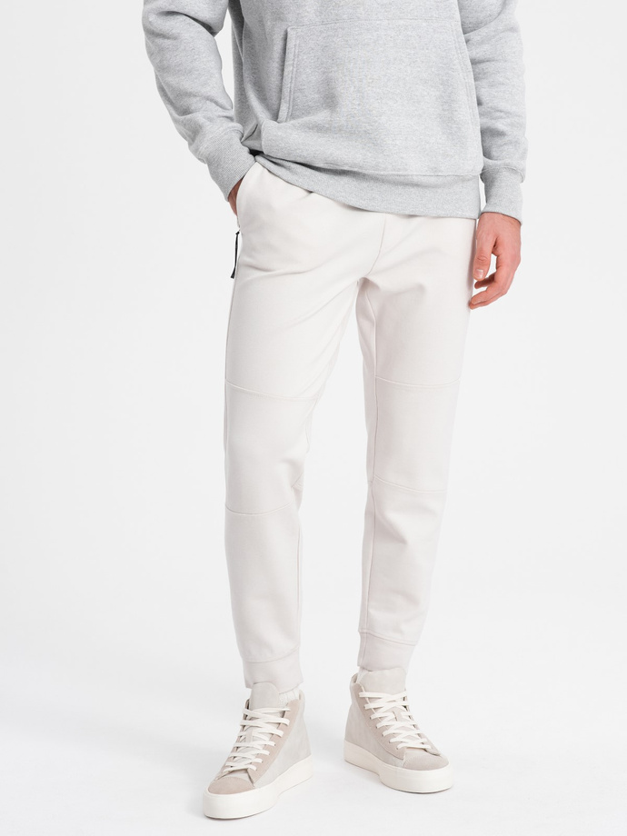 Męskie dresowe spodnie joggery na gumce z przeszyciami – białe V4 OM-PASK-0142