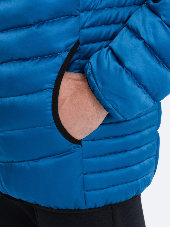 Sportowa pikowana kurtka męska o satynowym wykończeniu – niebieska V6 OM-JALP-0121