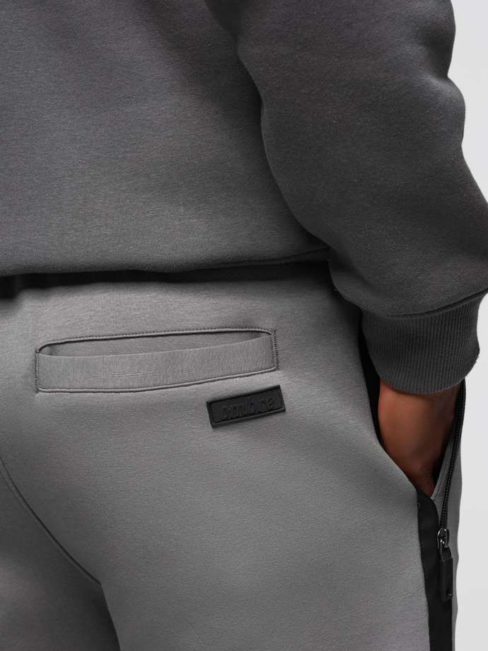 Dresowe spodnie męskie z prostą nogawką i gumowymi detalami – szare V3 OM-PASK-0281