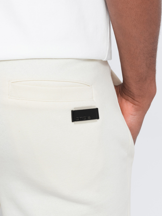 Szorty męskie dresowe przed kolano BASIC – kremowe V5 OM-SRBS-0149