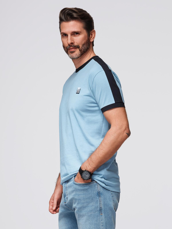 Męski t-shirt z kontrastowymi lampasami – jasnoniebieski V3 OM-TSCT-0115
