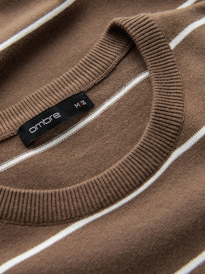 Męski sweter casualowy w poziome paski – brązowy V3 OM-SWSW-0143