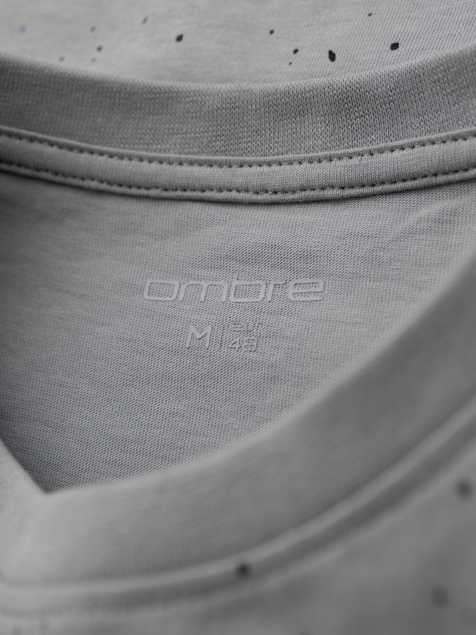 T-shirt męski bawełniany z nadrukiem i okrągłym dekoltem – jasnoszary V8 OM-TSFP-0186