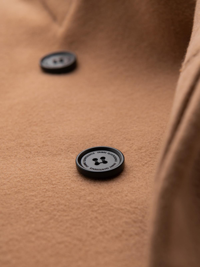 Męski płaszcz z asymetrycznym zapięciem i wysokim kołnierzem – jasnobrązowy V4 OM-COWC-0141