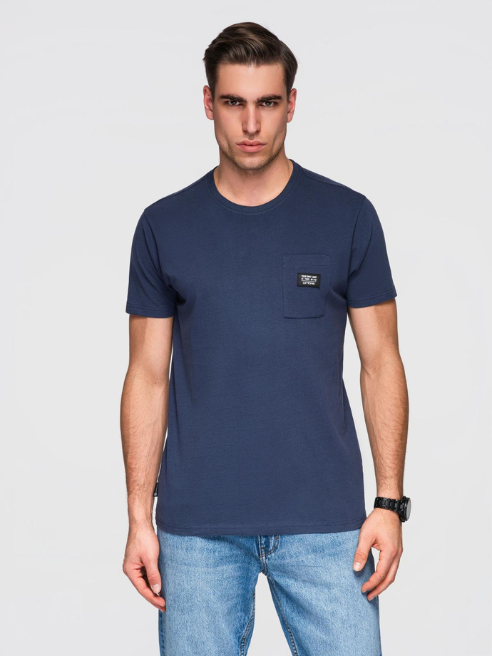 Casualowy t-shirt męski z naszywką na kieszeni – granatowy V10 OM-TSCT-0109