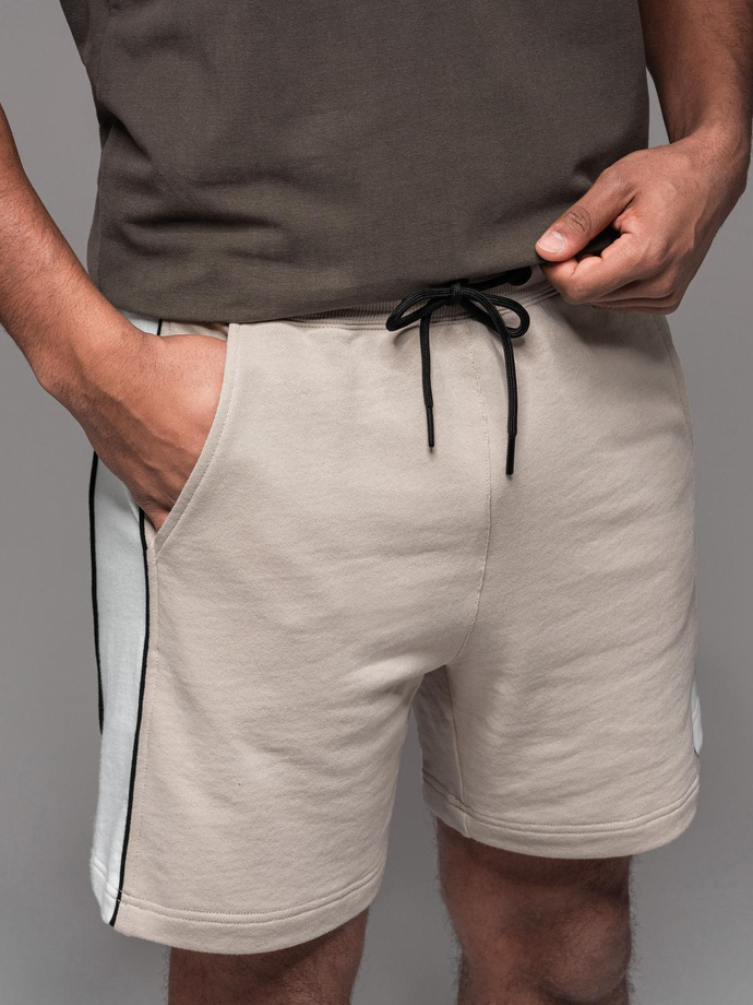 Męskie krótkie dresowe spodenki w szerokie pasy – beżowe V2 OM-SRSK-0182