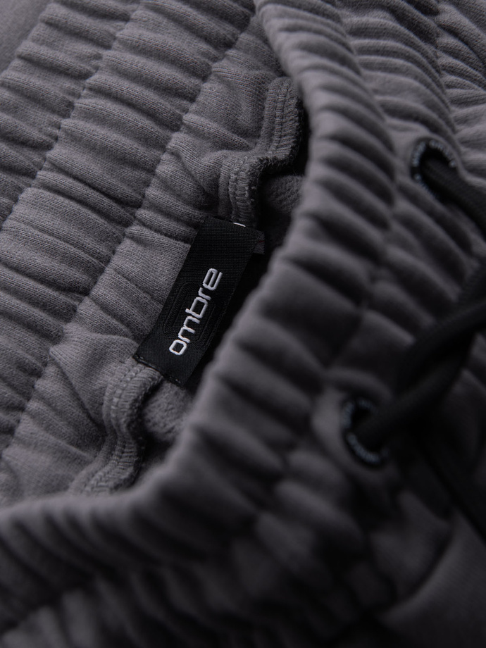 Dopasowane męskie krótkie dresowe spodenki z nadrukami – szare V3 OM-SRSK-0138