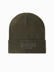 Dzianinowa czapka męska beanie z haftowanym napisem – oliwkowa V5 OM-ACWH-0120