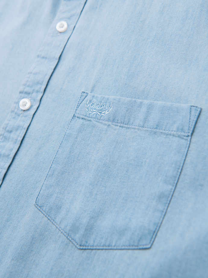 Jeansowa męska koszula z haftowaną kieszonką – jasnoniebieska V1 OM-SHDS-0181