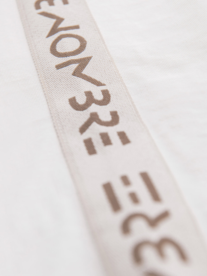 Bawełniany męski longsleeve U-neck z lampasami i nadrukiem na piersi – złamana biel V3 OM-LSCL-0127