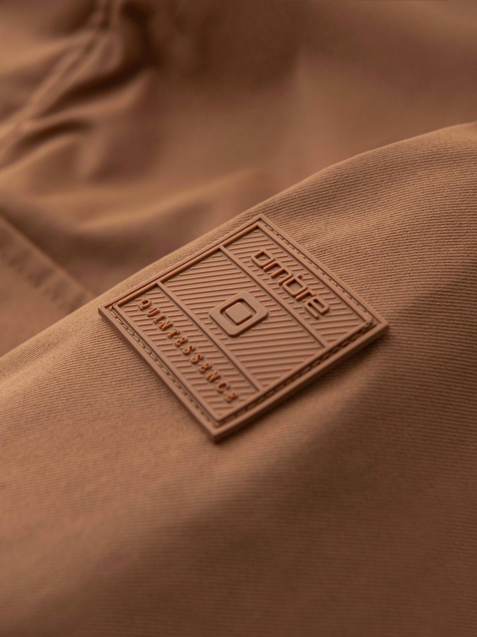 Lekka kurtka męska z kieszeniami i wysokim kołnierzem – brązowa V5 OM-JALP-0167