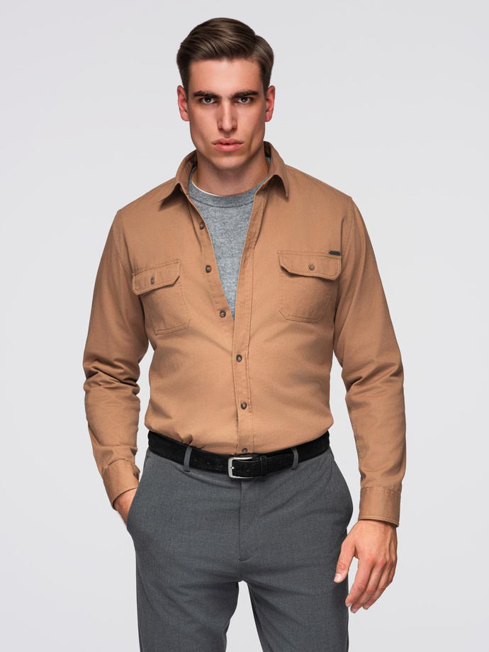 Męska bawełniana koszula REGULAR FIT z kieszeniami zapinanymi na guziki - camel V2 OM-SHCS-0146