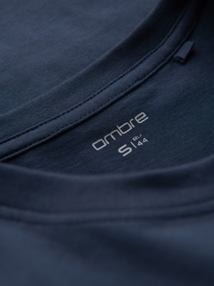 Casualowy t-shirt męski z naszywką na kieszeni – granatowy V10 OM-TSCT-0109