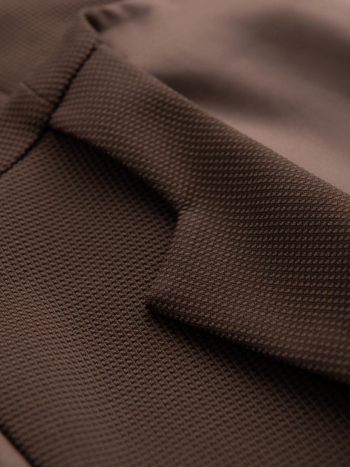 Dopasowana męska kamizelka ze strukturalnej dzianiny z klapami – brązowa V2 OM-BLZV-0144