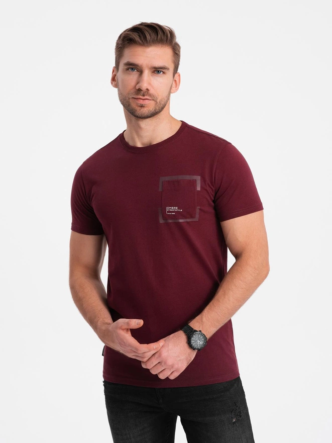 Bawełniany męski t-shirt z nadrukiem na kieszonce – bordowy V2 OM-TSPT-0154