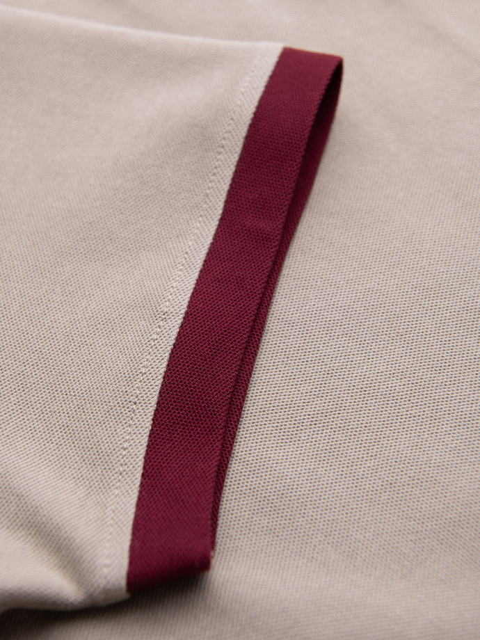 T-shirt męski z kontrastowymi wstawkami i dekoltem w serek – beżowy V2 OM-TSCT-0198