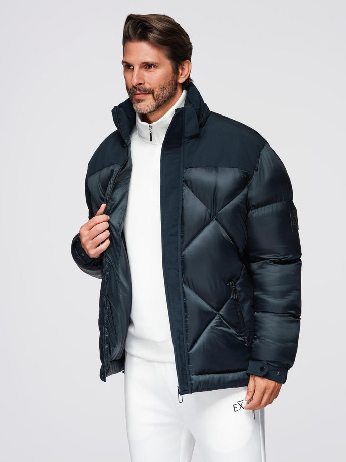 Męska kurtka z kapturem z geometrycznym pikowaniem karo – granatowa V2 OM-JAHP-0237