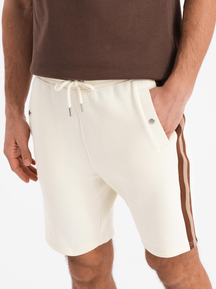 Dresowe męskie szorty z lampasami i ściągaczem w pasie – kremowe V3 OM-SRSK-0156