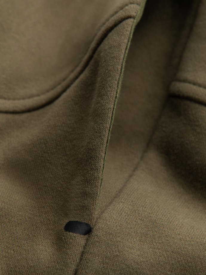 Dopasowane krótkie męskie spodenki dresowe z nadrukami – oliwkowe V4 OM-SRSK-0138